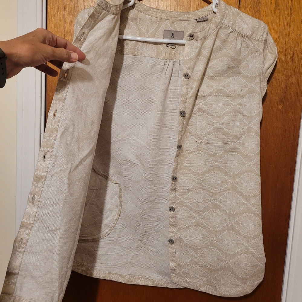 Women's Royal Robbins Beige Button-Up Top. Hidden Side Pocket. Small. Quality. - Picture 2 of 11
